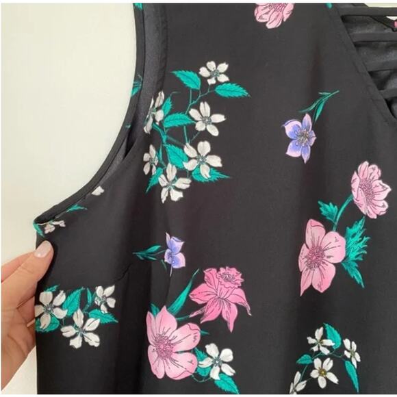 Lane Bryant Moody Floral Print Sleeveless Top 22 - Picture 4 of 8